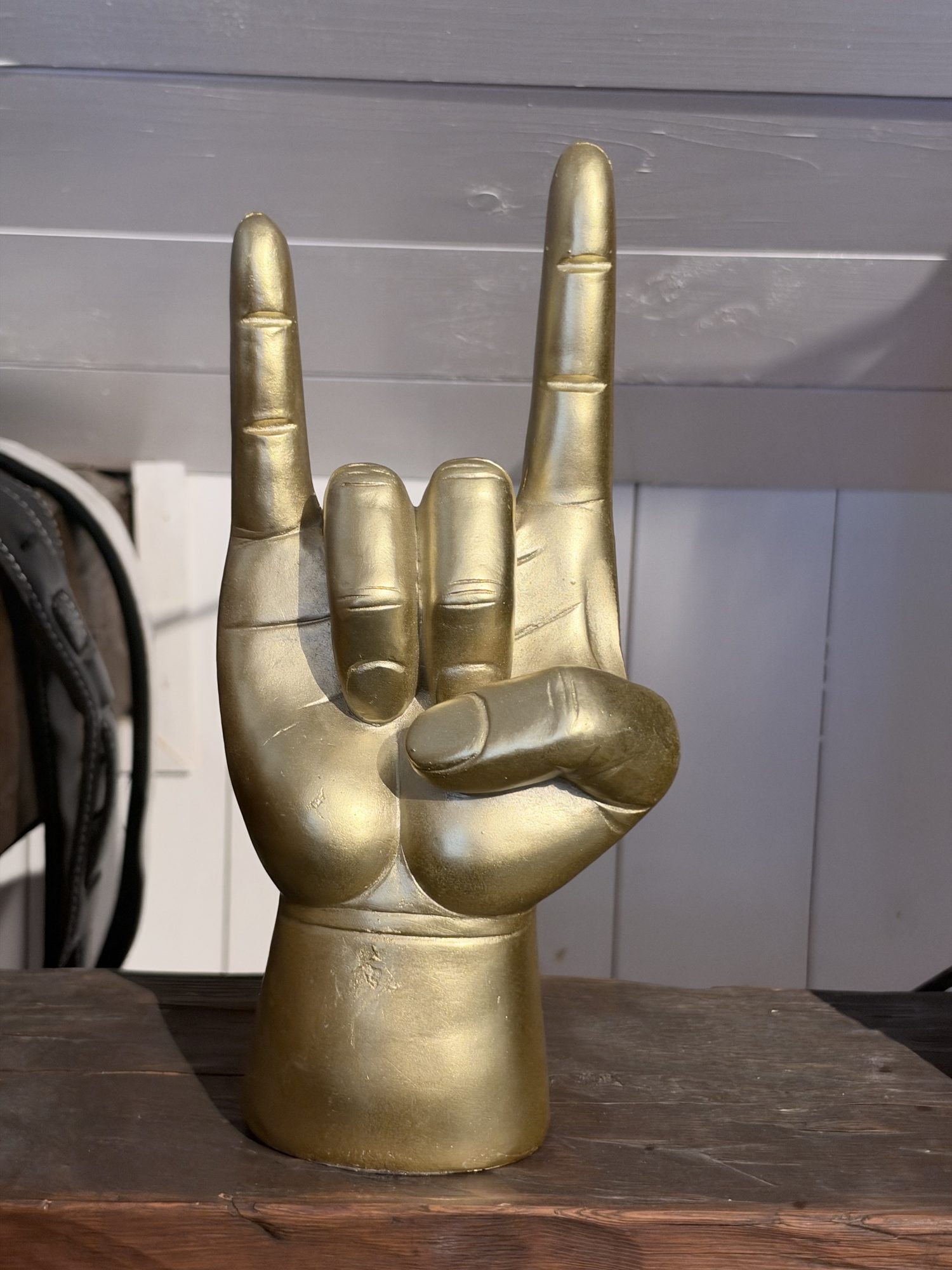 Guldfärgad rock-hand-skulptur.