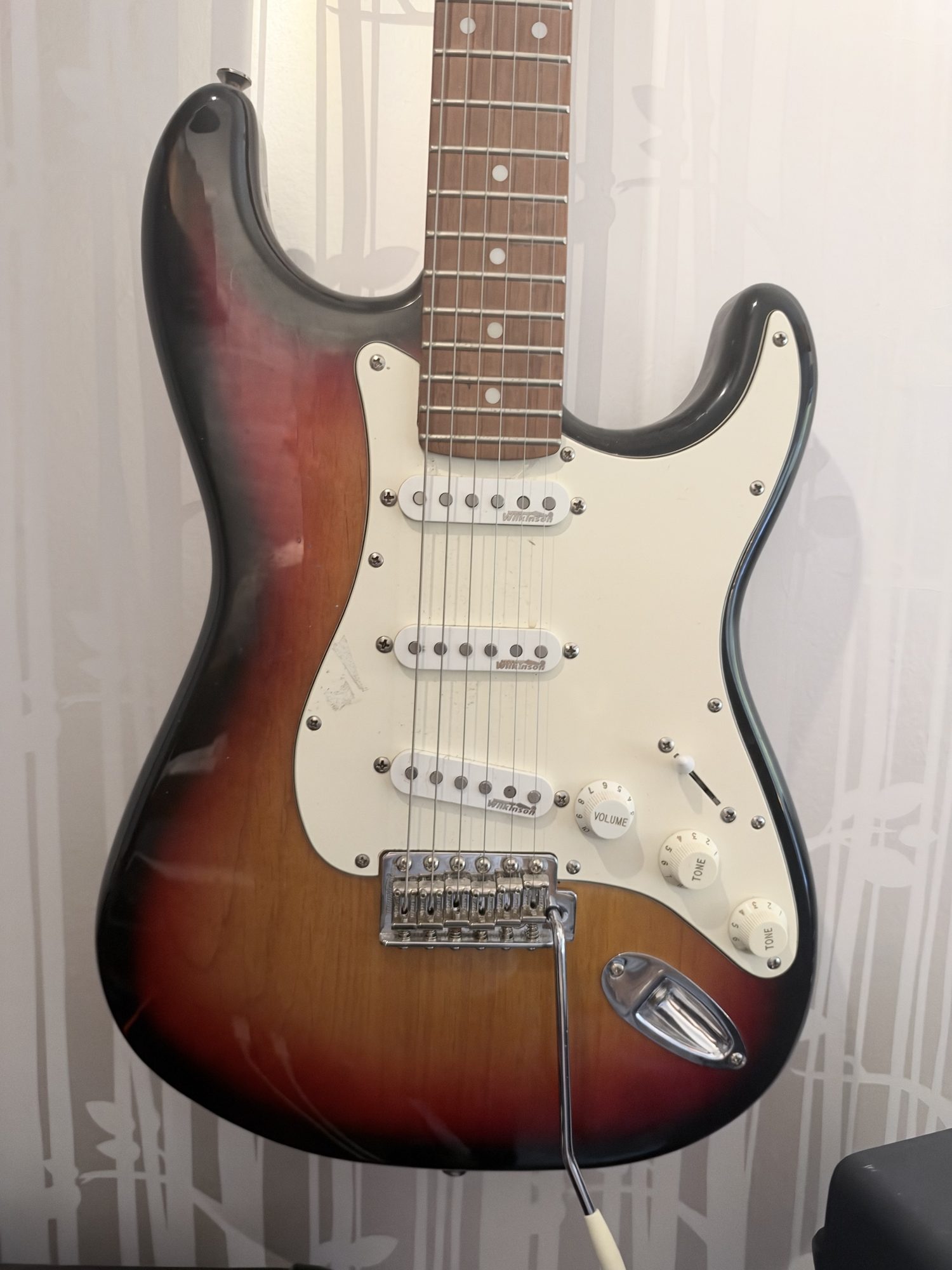 Sunburst elgitarr i Stratocaster-stil.