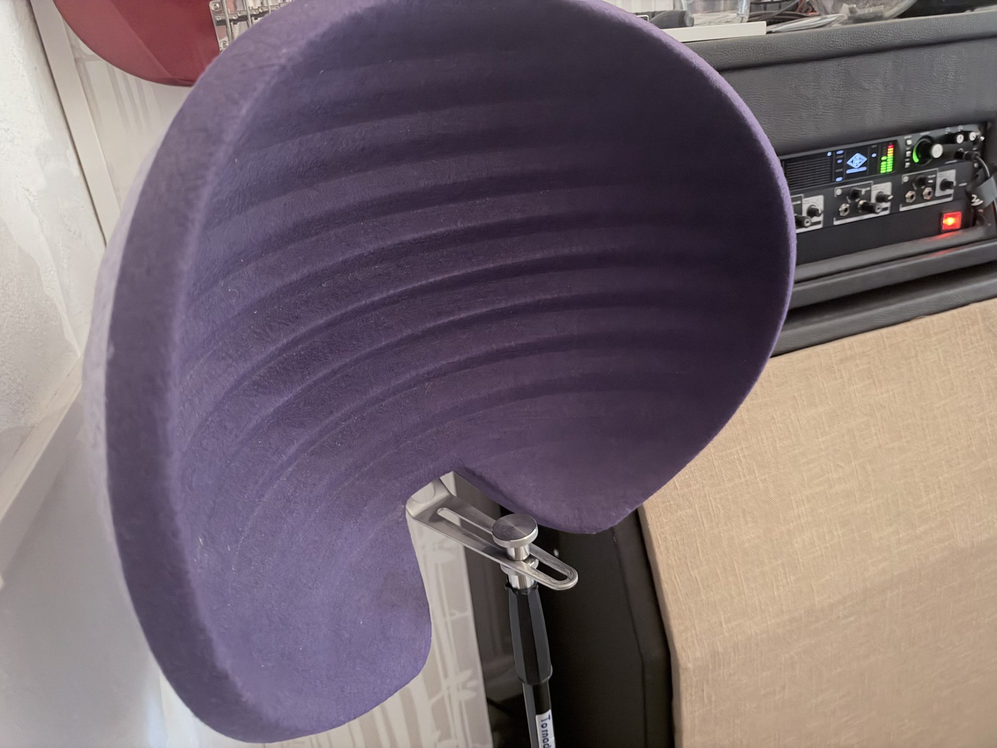 Lila reflektionsfilter för sånginspelning.