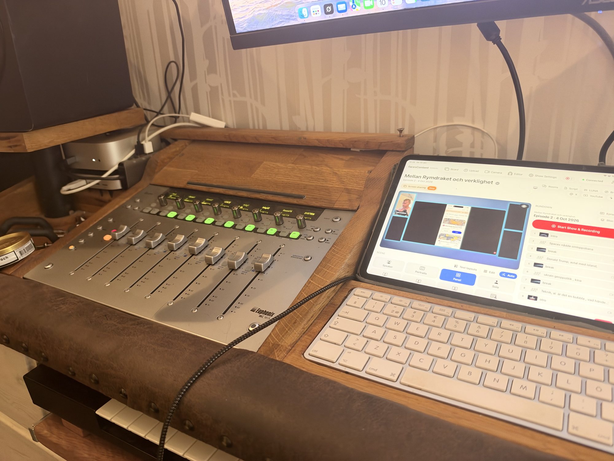 Mixerkontroll med motoriserade fadrar, iPad och tangentbord i träbänk.